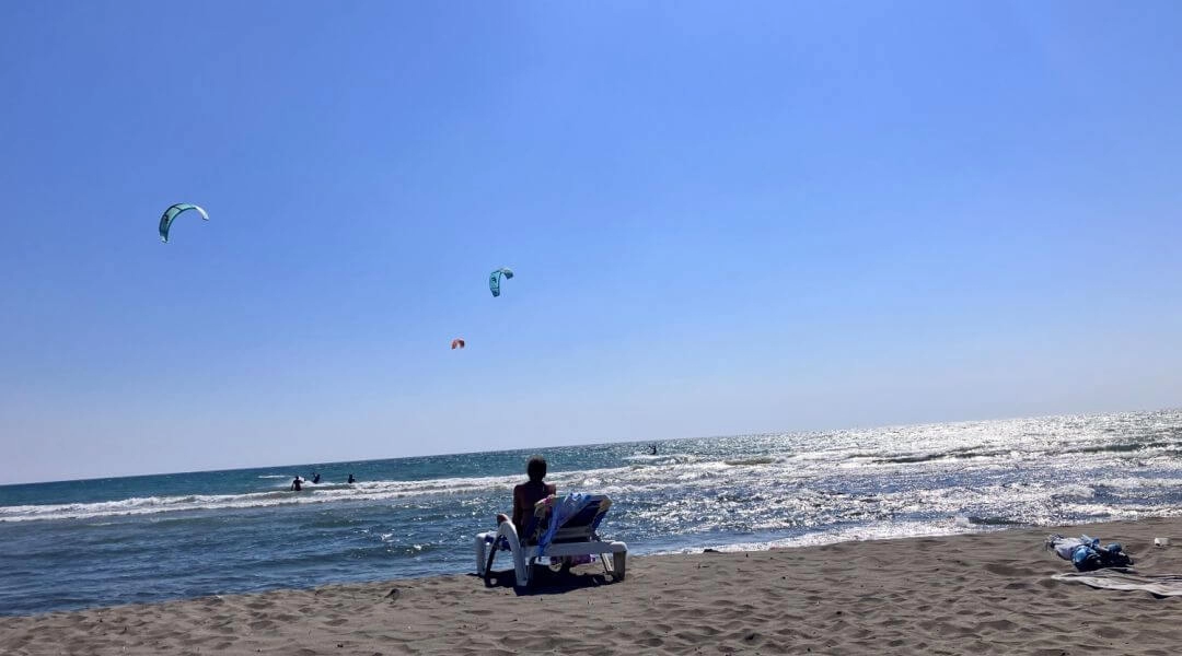 Piaszczysta plaża nad Adriatykiem na Adzie Bojanie.