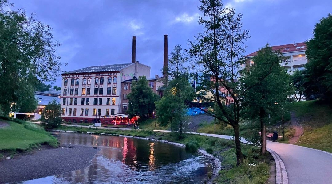 Spacer brzegiem rzeki Akerselvy to miły przerywnik od intensywnego zwiedzania miasta. Spotkacie tu dużo knajpek i artystycznych instalacji.