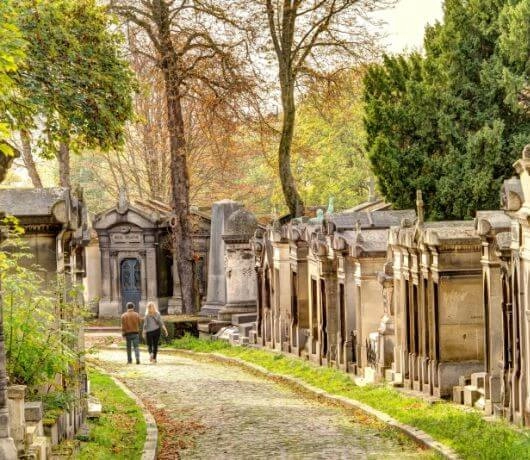 Na słynnym cmentarzu Père-Lachaise w Paryżu pochowanych jest wiele sław.