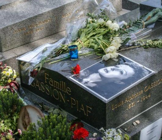 Na słynnym cmentarzu Père-Lachaise w Paryżu pochowanych jest wiele sław.