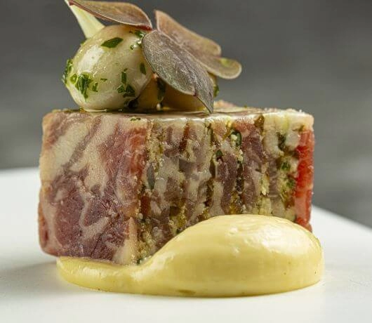 Chef Andrea Camastra z Nuty i beef terrine jego autorstwa.