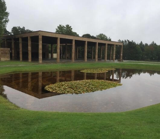 Cmentarz Skogskyrkogården w Sztokholmie to wielka przestrzeń i idealna harmonia architektury z naturą.