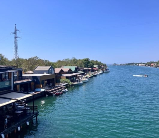 Ada Bojana domki nad rzeką