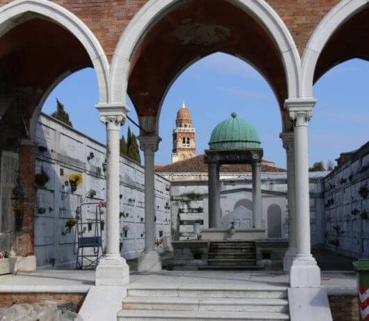 Podcienia prowadzące do kolumbarium i bramy wychodzącej na Lagunę Wenecką w San Michele.