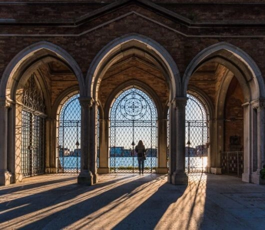 Podcienia prowadzące do kolumbarium i bramy wychodzącej na Lagunę Wenecką w San Michele.