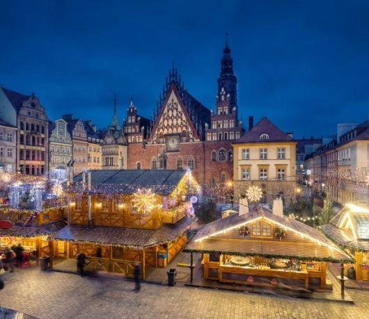 Świąteczny jarmark we Wrocławiu odbywa się na Rynku i Placu Solnym. To jeden z najpiękniejszych jarmarków bożonarodzeniowych w Polsce.