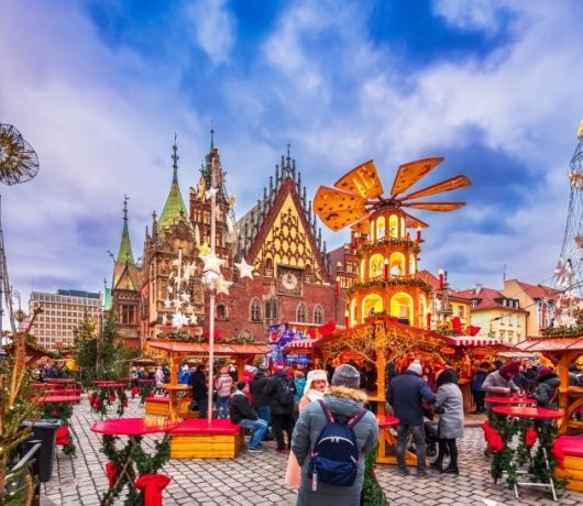 Świąteczny jarmark we Wrocławiu odbywa się na Rynku i Placu Solnym. To jeden z najpiękniejszych jarmarków bożonarodzeniowych w Polsce.