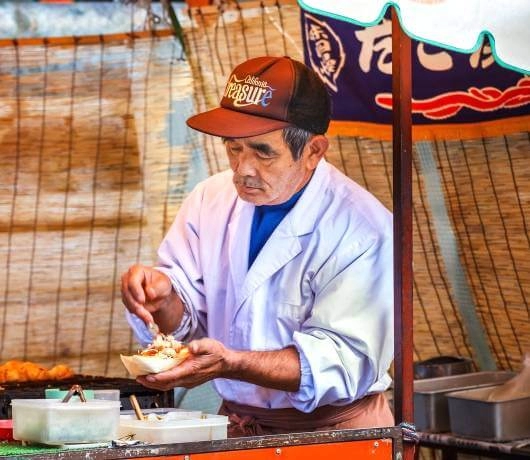 Okonomiyaki, czyli placki z kapustą i różnym składnikami polane słodkim sosem