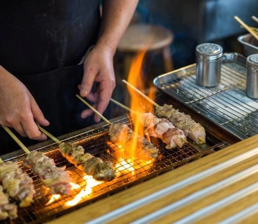 Grillowany szaszłyk yakitori i japoński ramen