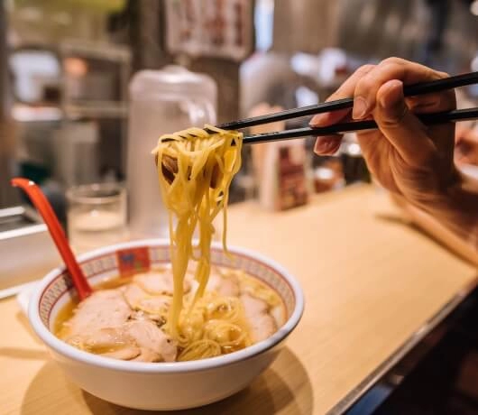 Grillowany szaszłyk yakitori i japoński ramen