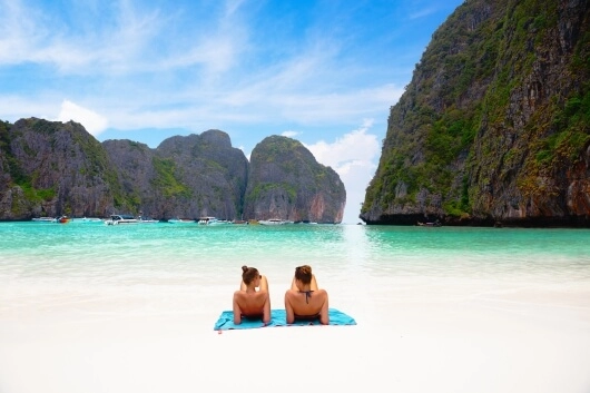 Od lewej: idealna wizja zatoki Maya Bay i... rzeczywistość; fot. Shutterstock