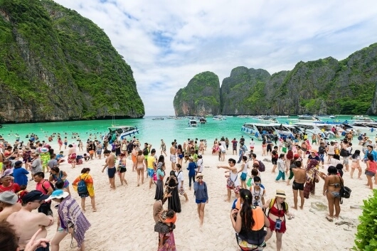 Od lewej: idealna wizja zatoki Maya Bay i... rzeczywistość; fot. Shutterstock