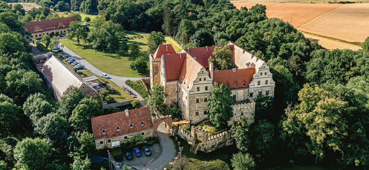 Uroczysko Siedmiu Stawówbutikowy hotel i pierwsze SPA by L’Occitane w Polsce położone jest w malowniczym otoczeniu pól i lasów, tuż obok siedmiu stawów.